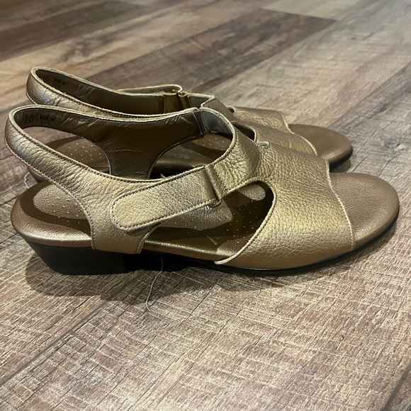 SAS Gold Women's Sandals - Picture 1 of 7